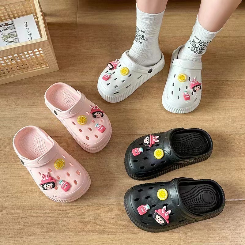 Những người đàn ông và phụ nữ mới mùa hè với đôi dép vườn phụ nữ bên ngoài giày.