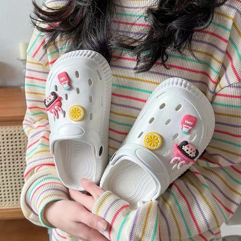 Những người đàn ông và phụ nữ mới mùa hè với đôi dép vườn phụ nữ bên ngoài giày.