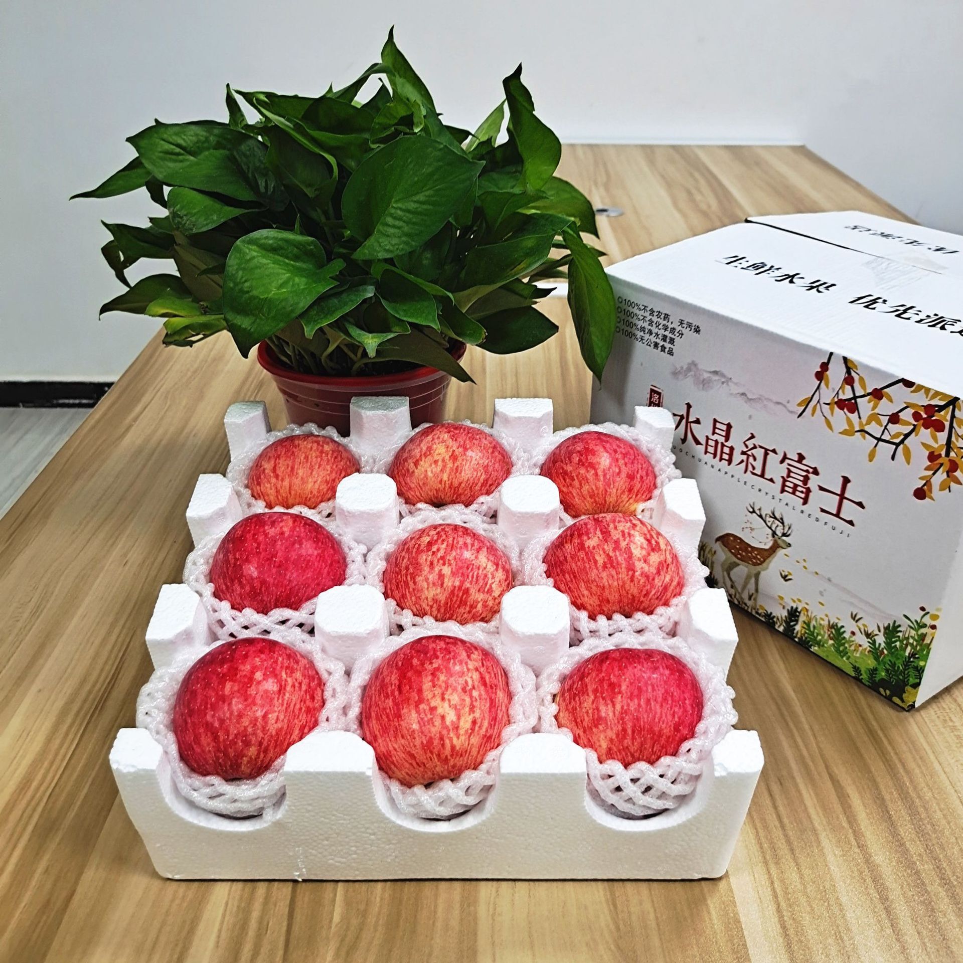 The 18-pack of fresh fruit with a total of 10 pounds of net weight.