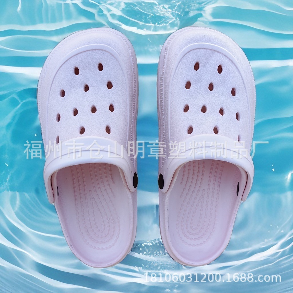 Những người đàn ông và phụ nữ mới sống trong hang động và giày dép bên ngoài mùa hè với đôi dép cỡ ngắn.