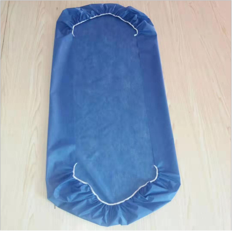 Giường chống bụi một lần bao phủ một chiếc giường mát xa không gió xoáy với các tấm trải giường đã được gắn chặt