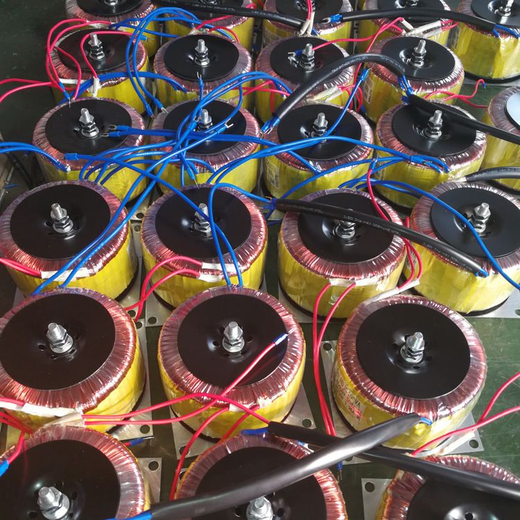 큰 전력 단일 사이클 분리 변압기 450 W 400 V ~ 230 V 전체 구리 전력 변압기 도매