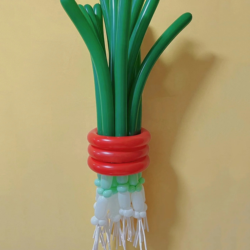 An onion bouquet of material packs, a 1.8g green white-coloured balloon weave balloons.