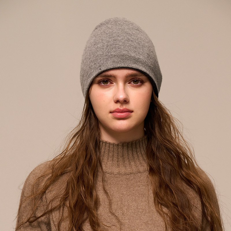 Two-faced, double-coloured, two-coloured hat lady.