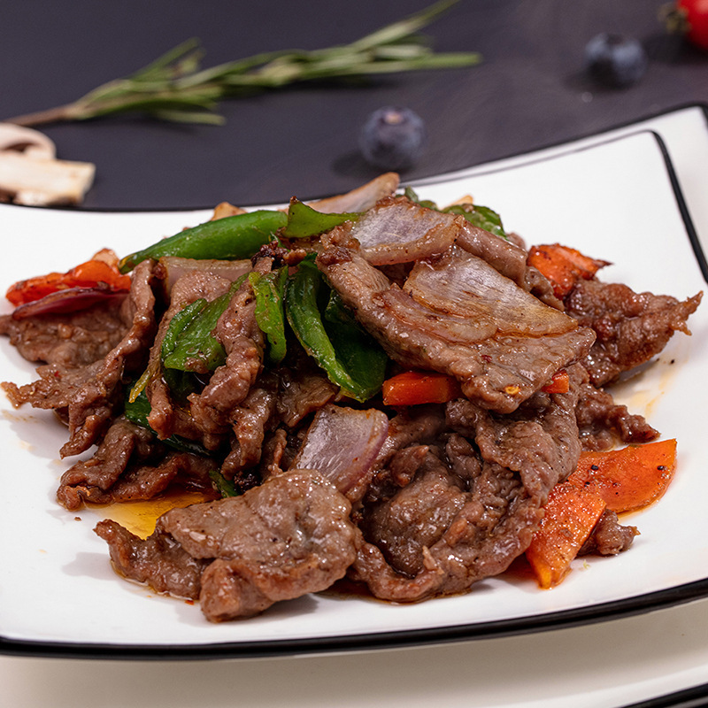 Palanon Góc làm một cái nồi đầy thịt bê.
