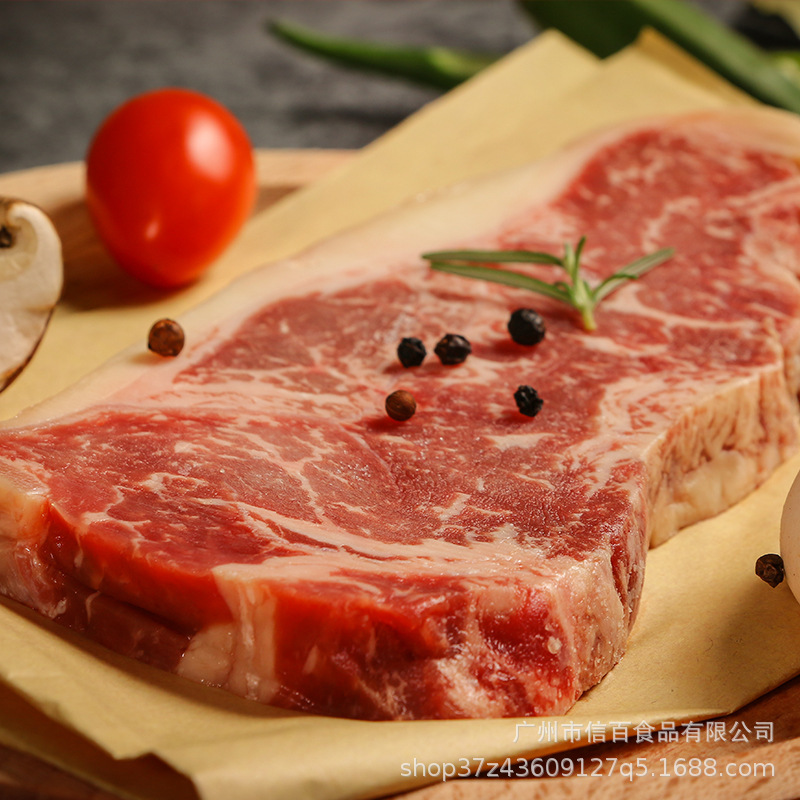 A wholesaler in a box of black peppers and salted steaks from the Paleon street steak.