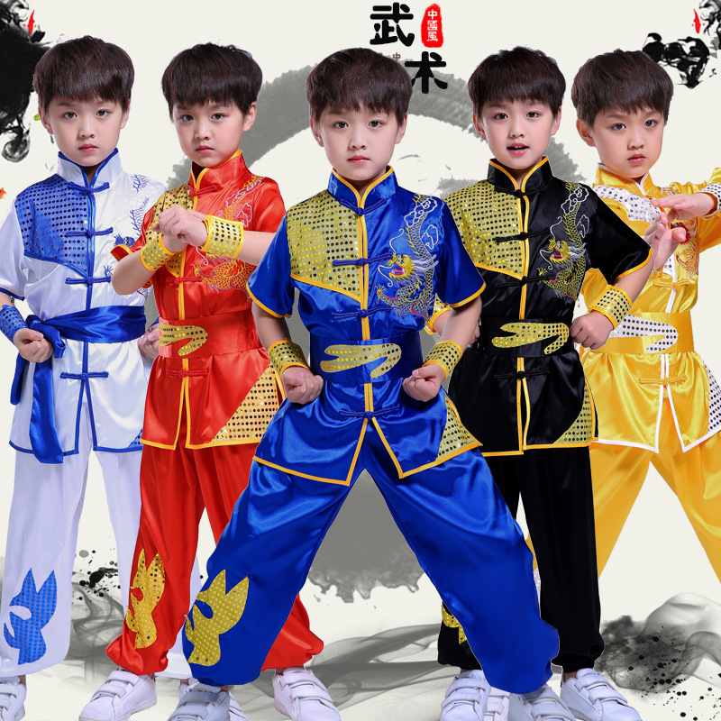 The length of the children's martial arts costumes is too big for boys and girls to train for kindergarten.