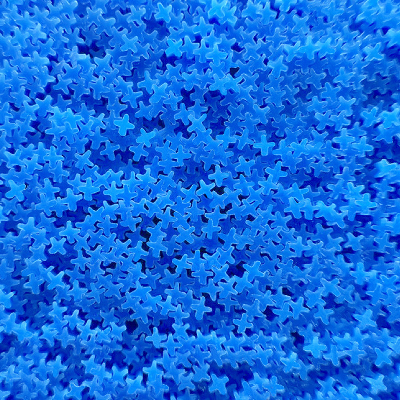 A plastic silk cross to brush Snylon.
