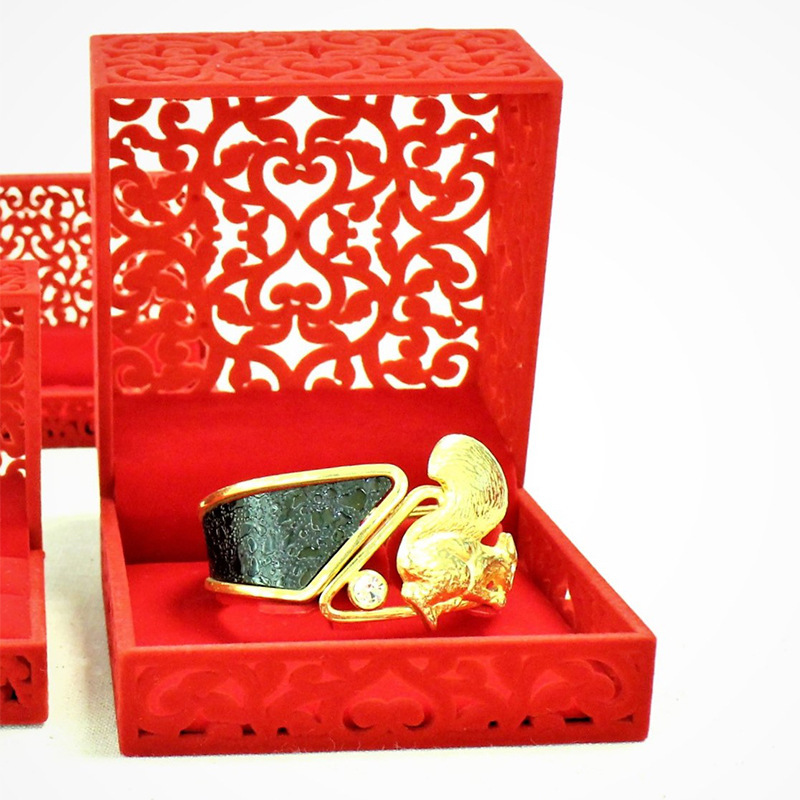 The manufacturer customised the red velvet ring box, the DIY personal necklace box.