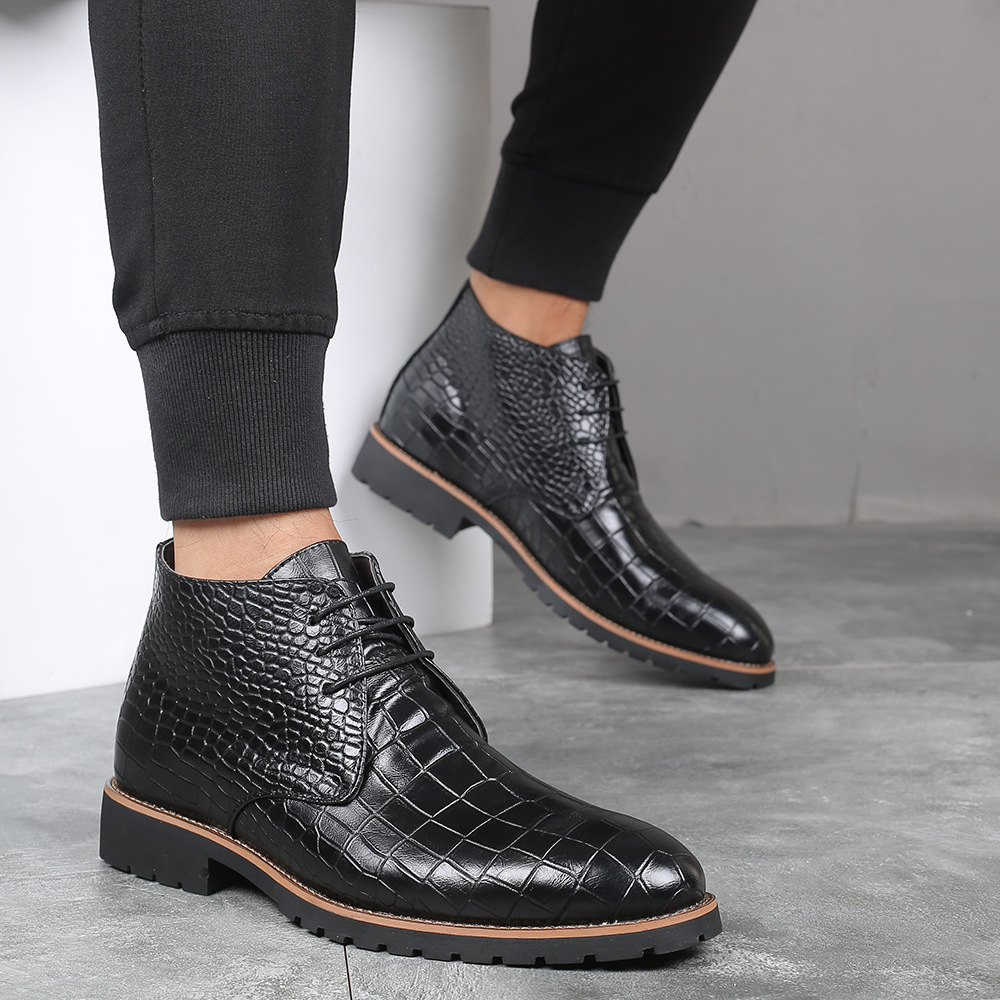 A man's pointy leisure man's boots are in the air with a large Martin's boot man's foreign trade factory, Amazon.