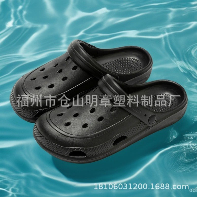 Những người đàn ông và phụ nữ mới sống trong hang động và giày dép bên ngoài mùa hè với đôi dép cỡ ngắn.