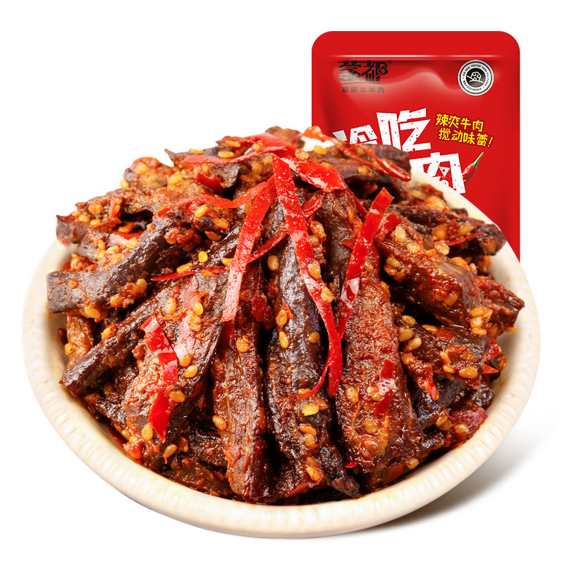 안 몽골, 나는 100 g 팩과 veal spicy 사무실 간식을 먹고있다.