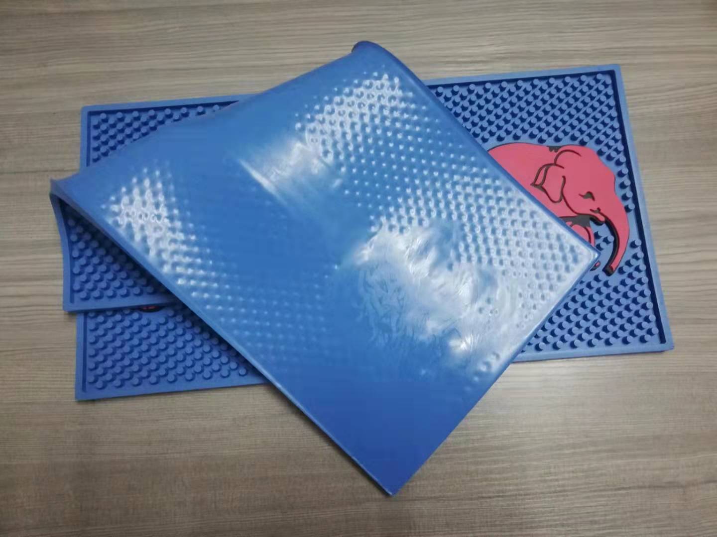 Các sản phẩm sản xuất và xuất ra những tấm chiếu bóng đèn LED, những tấm thảm thanh mịn, những tấm thảm thanh phẳng hình vuông.