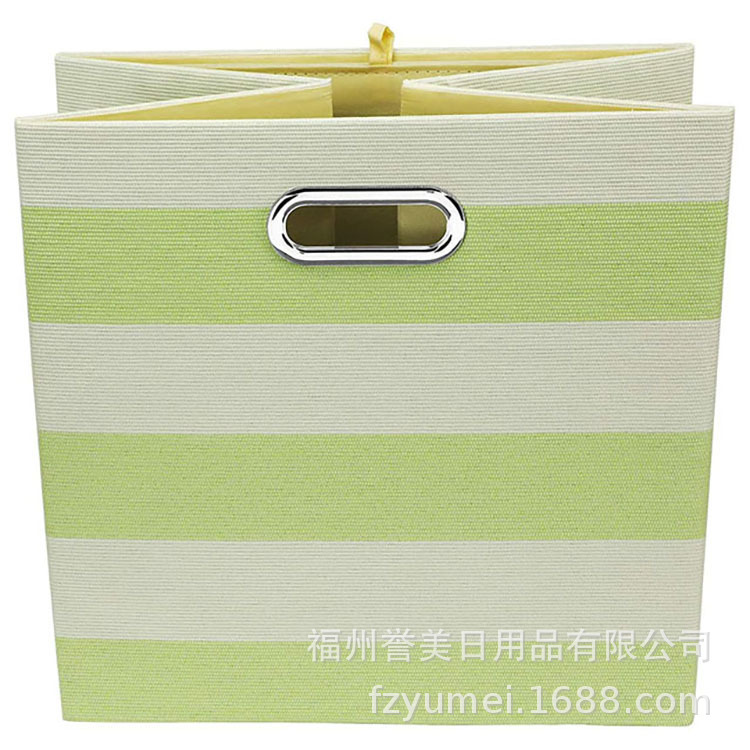 Bộ sọc sắc nét của nhà sản xuất với hai cái kéo kim loại hình bầu dục là không vững.