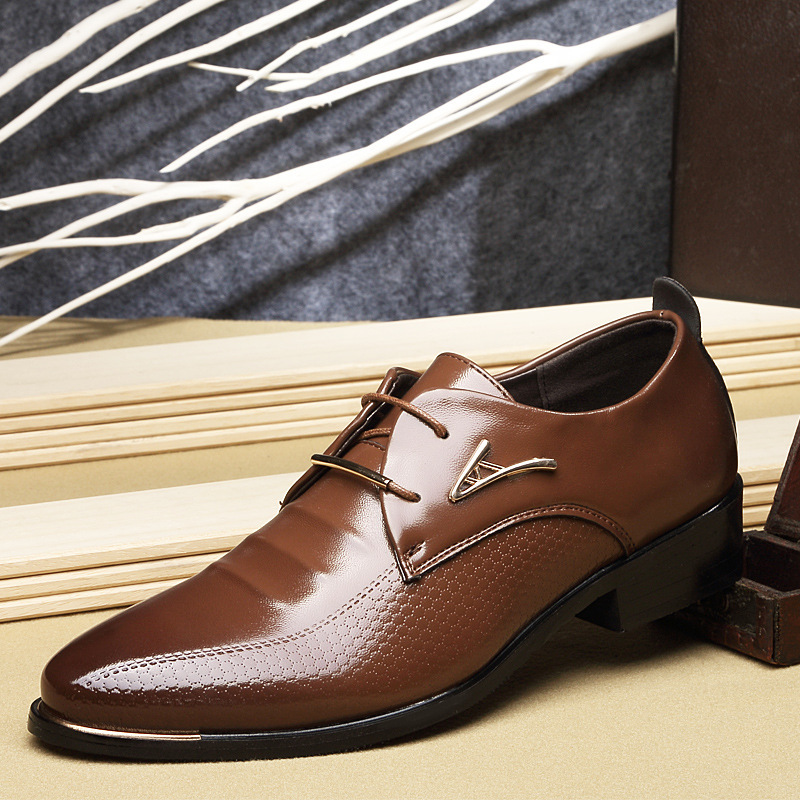 Men's shoes, spring British wind belts, fresh-fried young men are putting on commercial leisure shoes.