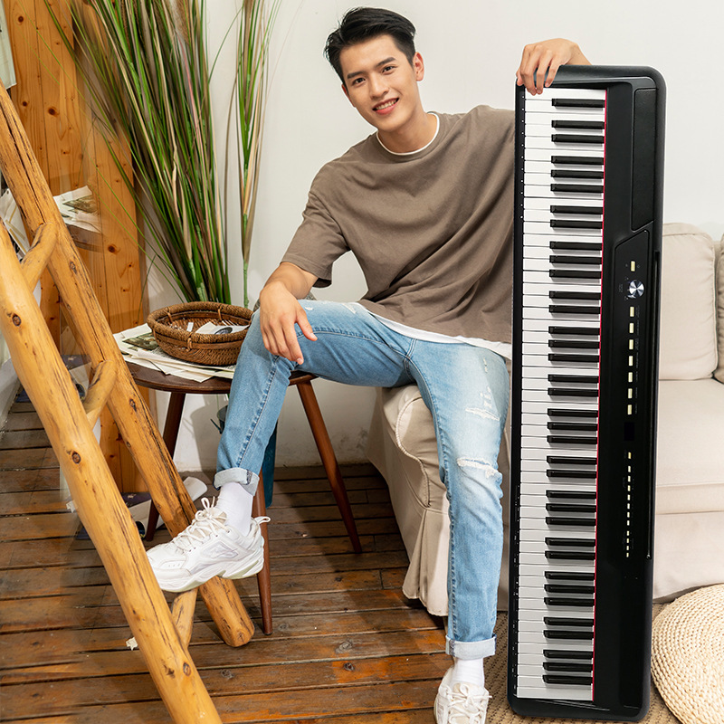 Nhóm piano Everest có một chiếc piano kỹ thuật số Imamson có thể mang theo piano P200 của Ý nhập khẩu bàn phím số.