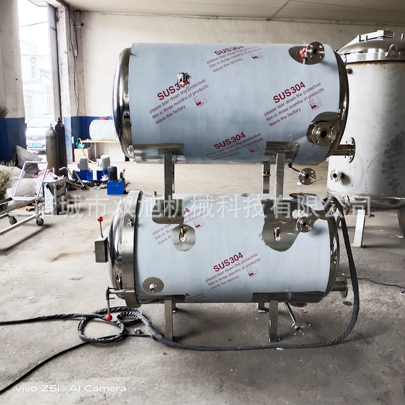 Một cái chảo tắm kép, một chai thủy tinh gồm các thiết bị vi khuẩn nhiệt đới cao, một cái nồi thịt vịt.