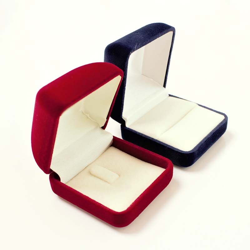 The new velvet ring box, the jewels show the box for the box, the square diamond ring box factory custom.