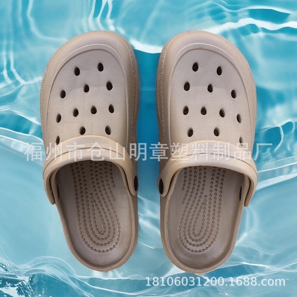 Những người đàn ông và phụ nữ mới sống trong hang động và giày dép bên ngoài mùa hè với đôi dép cỡ ngắn.