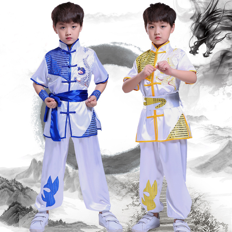 The length of the children's martial arts costumes is too big for boys and girls to train for kindergarten.