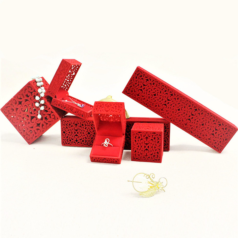 The manufacturer customised the red velvet ring box, the DIY personal necklace box.