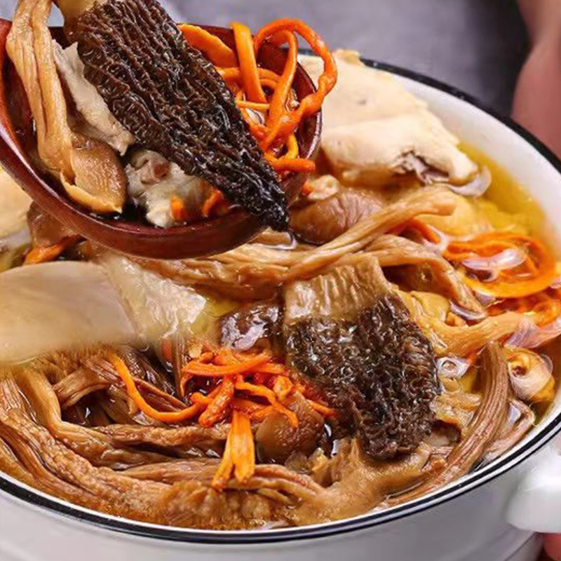 Cái túi nấm 7 màu với một món súp hầm thảo mộc và túi nấm dưới dạng chuyên ngành của Yunnan.
