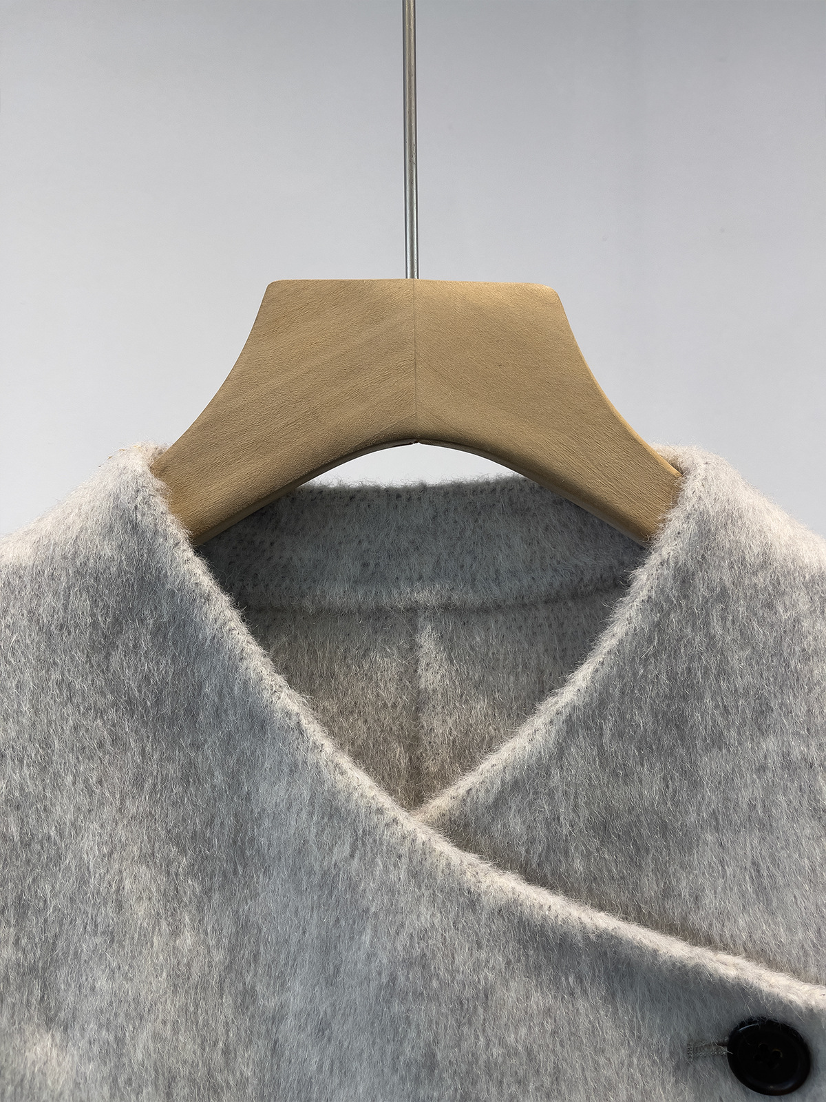 A long wool coat C41040 in the asymmetrical cleavage of alpaca.