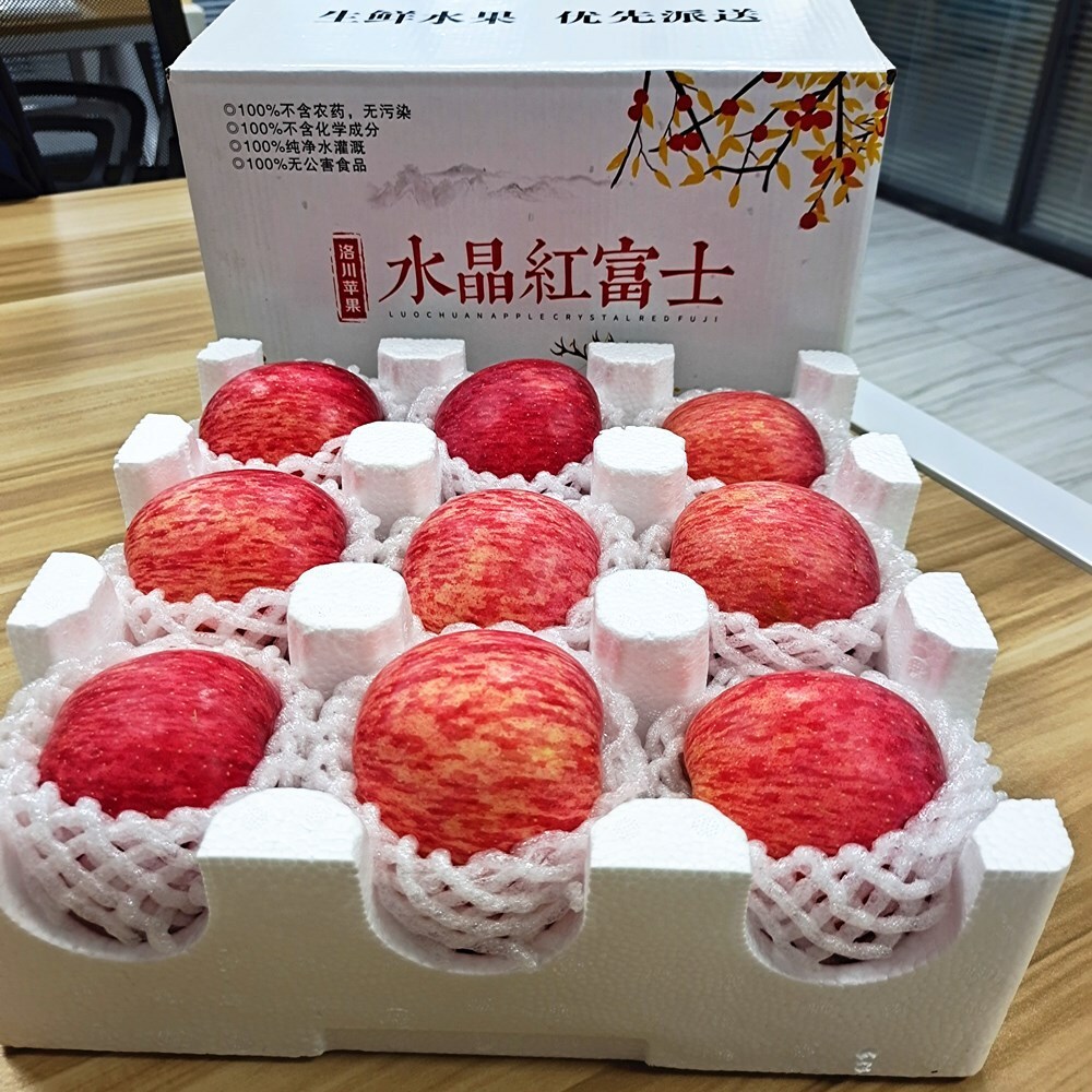Những trái táo đỏ của Sarkawa cung cấp cả hộp trái cây và kẹo quanh năm.