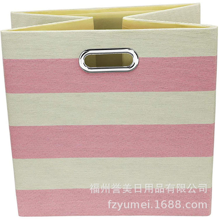 Bộ sọc sắc nét của nhà sản xuất với hai cái kéo kim loại hình bầu dục là không vững.