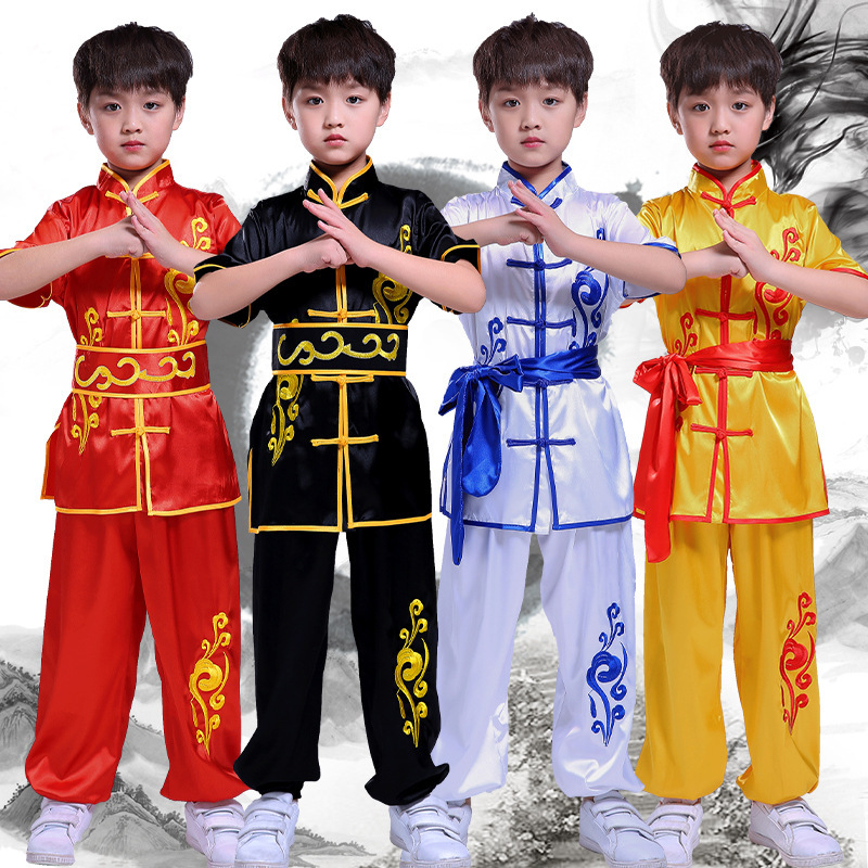 The length of the children's martial arts costumes is too big for boys and girls to train for kindergarten.