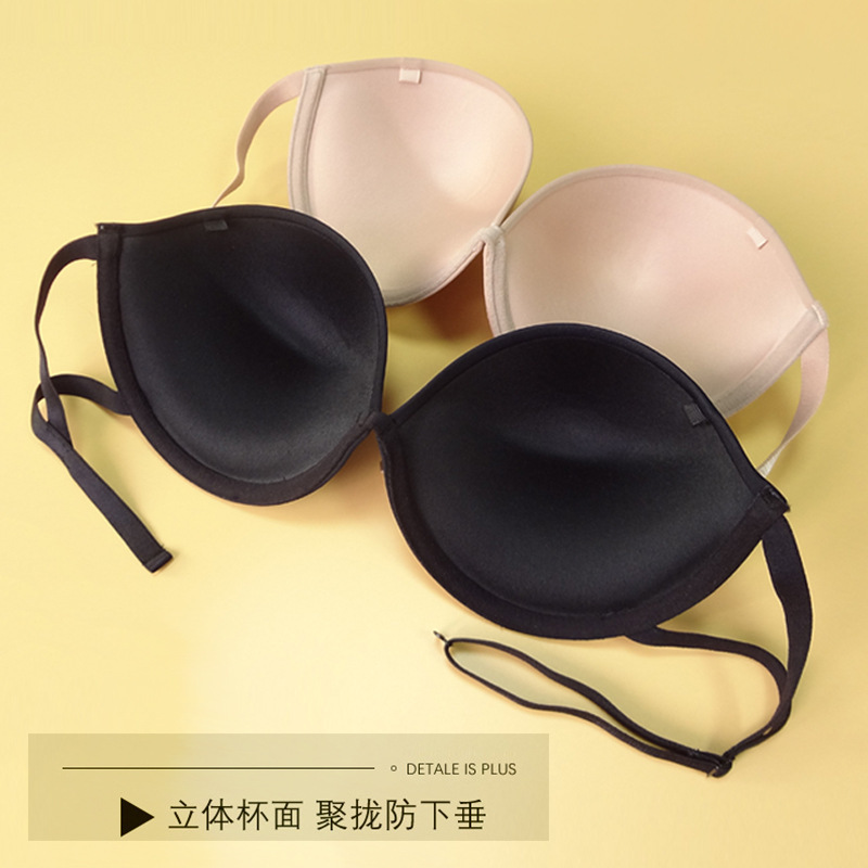 Đồ lót khỏa thân với một áo ngực không xương sườn và áo ngực dày hơn.