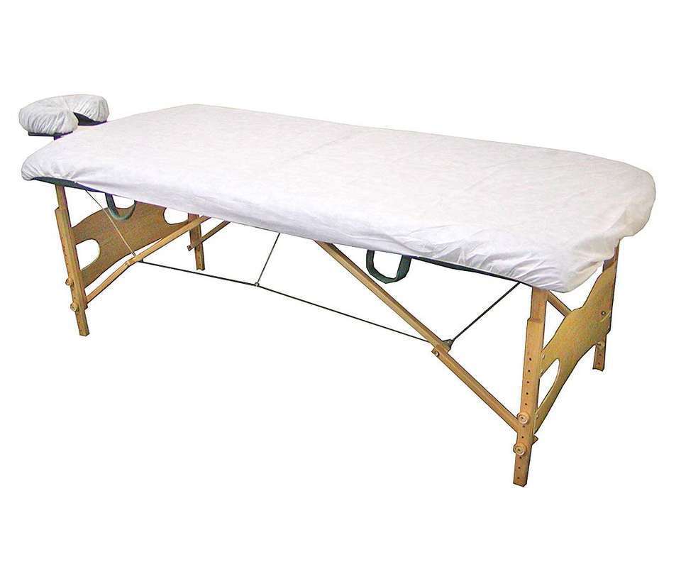 Giường chống bụi một lần bao phủ một chiếc giường mát xa không gió xoáy với các tấm trải giường đã được gắn chặt