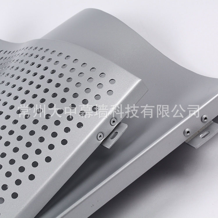 Nó được làm bằng kim loại.
