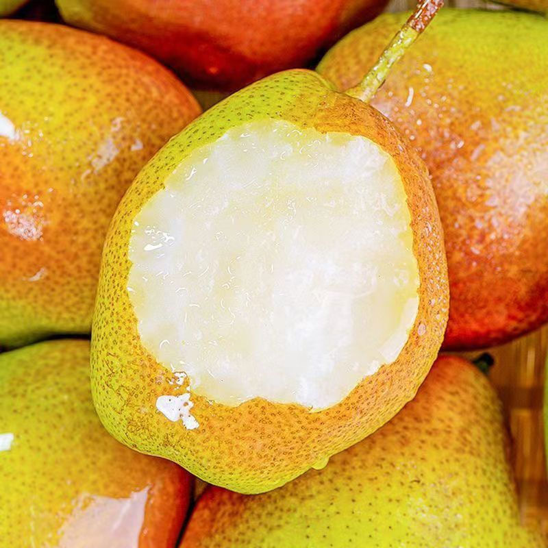 A box full of wholesales from the place where the red fragrance pear is produced.