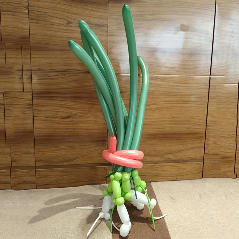 An onion bouquet of material packs, a 1.8g green white-coloured balloon weave balloons.