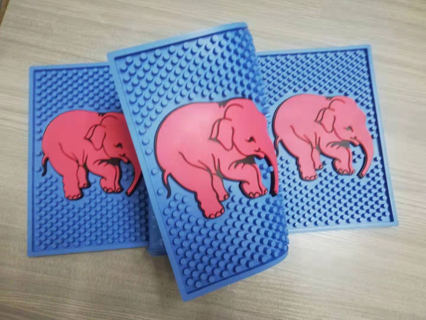 Các sản phẩm sản xuất và xuất ra những tấm chiếu bóng đèn LED, những tấm thảm thanh mịn, những tấm thảm thanh phẳng hình vuông.