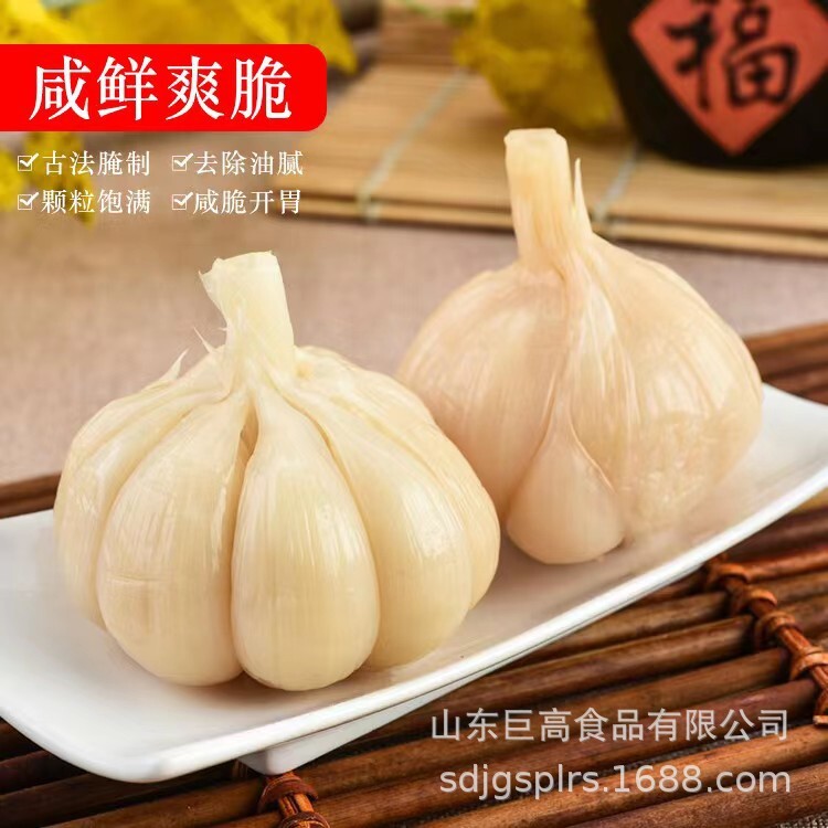 Ten kilos of greasy garlic in a box.