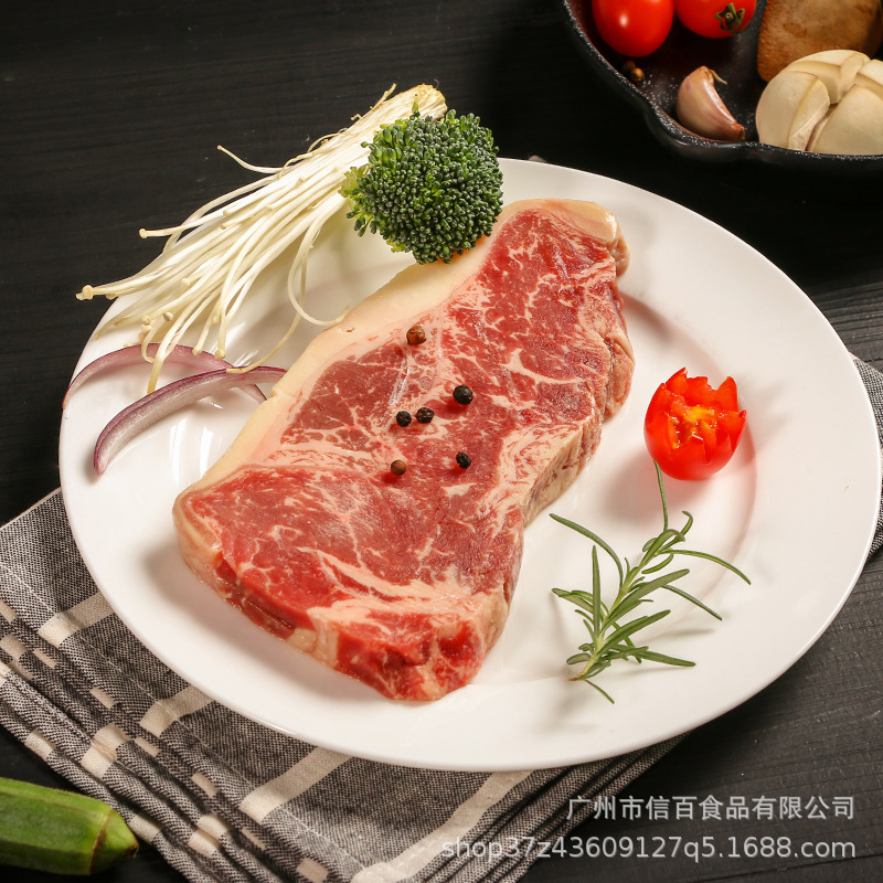 A wholesaler in a box of black peppers and salted steaks from the Paleon street steak.