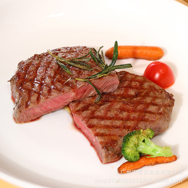 Một cái máy bán dưa muối và bánh.