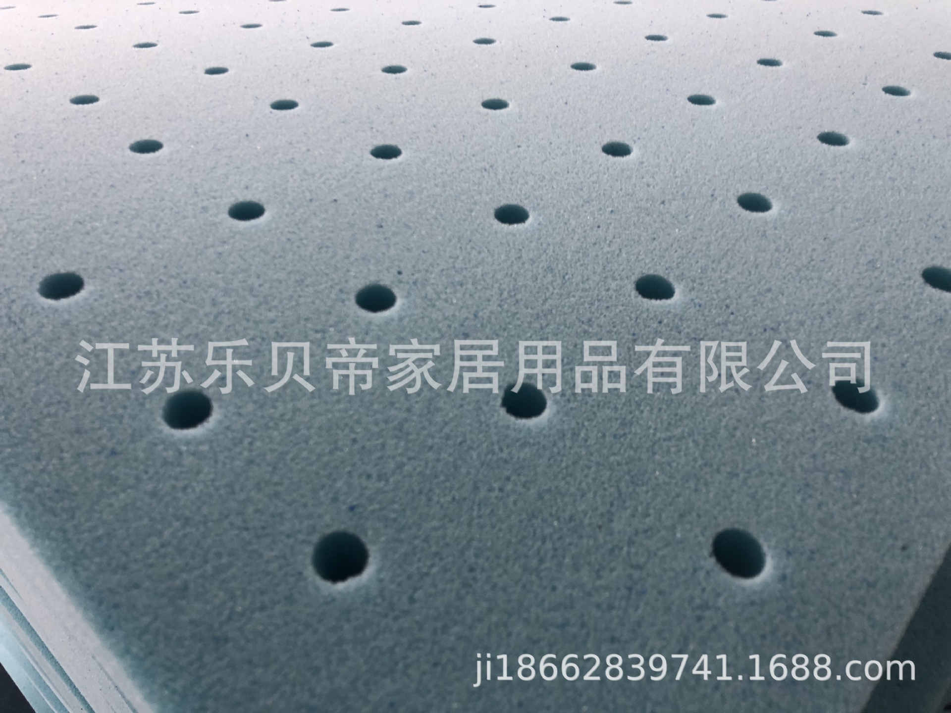 Blue gel particles remember cotton mattresses, blue silicon particles remember cotton mattresses.