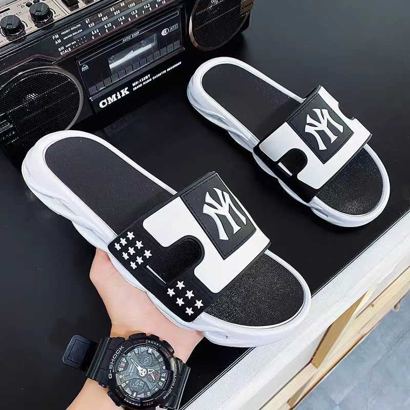 Người mang giày mùa hè mặc một phiên bản Hàn Quốc thời trang theo độ dày của ngôi nhà.