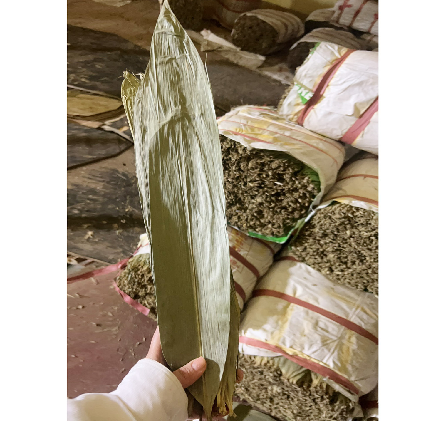 Wholesale of large leaves and dry leaves is directly supplied to large, medium and small leaves and wild leaves.