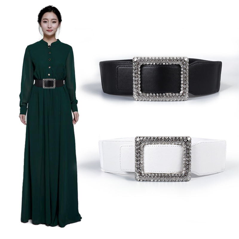Người phụ nữ Mỹ da đen mặc quần áo đen siêu đường sắt khoảng 100 bó hoa với áo khoác.