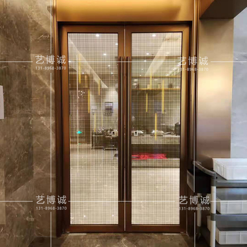 Customize champagne gold stainless steel doors, spring spring doors, stainless steel glass doors at hotel fairs.