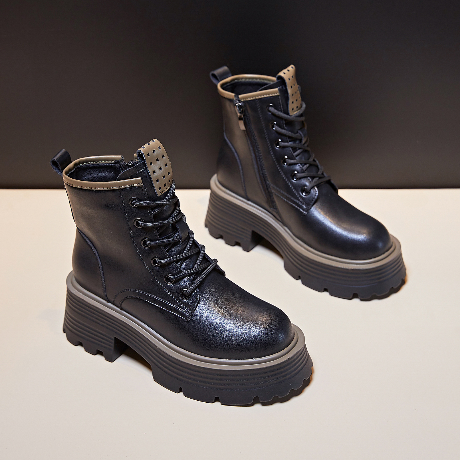 Martin Boots chặt chẽ Cô gái, 2023 chiếc nhung mới, đôi giày da trắng, đôi giày ngắn, đôi giày trẻ em nhỏ.