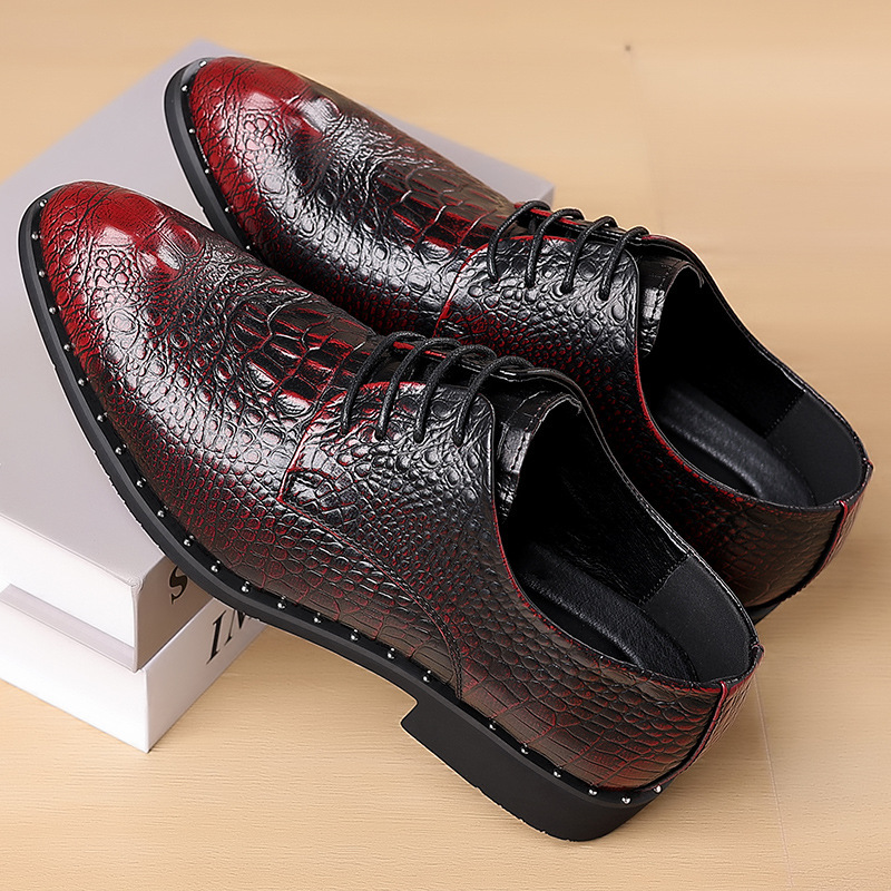 The new four-season man's shoes are on the leash belt.