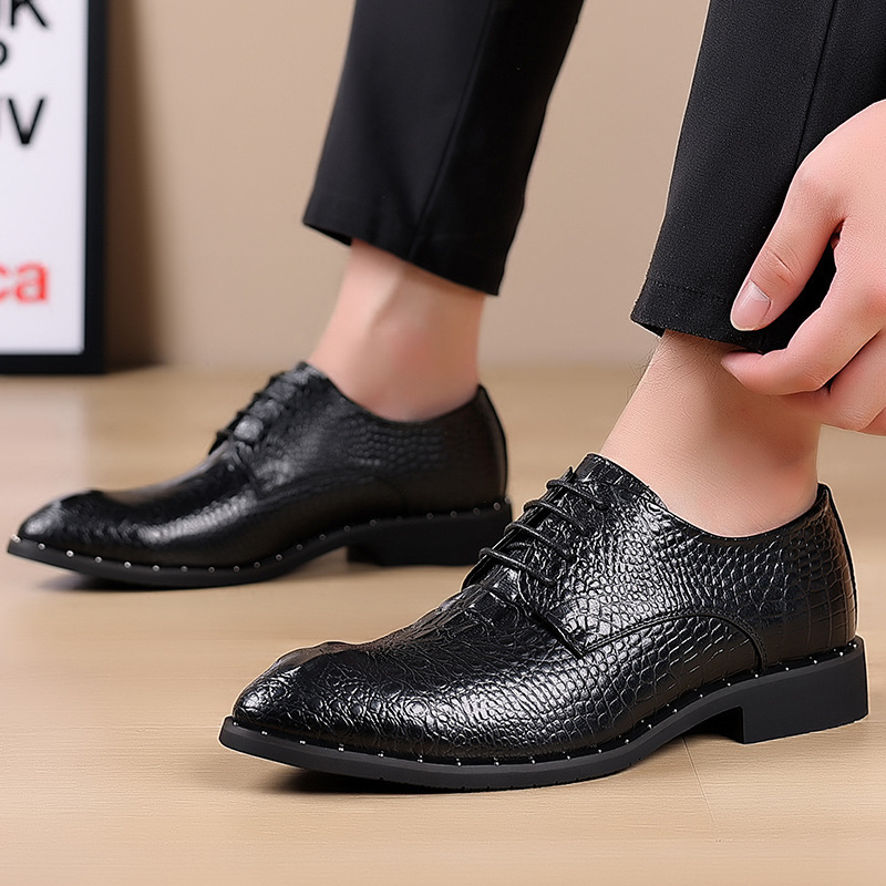 The new four-season man's shoes are on the leash belt.