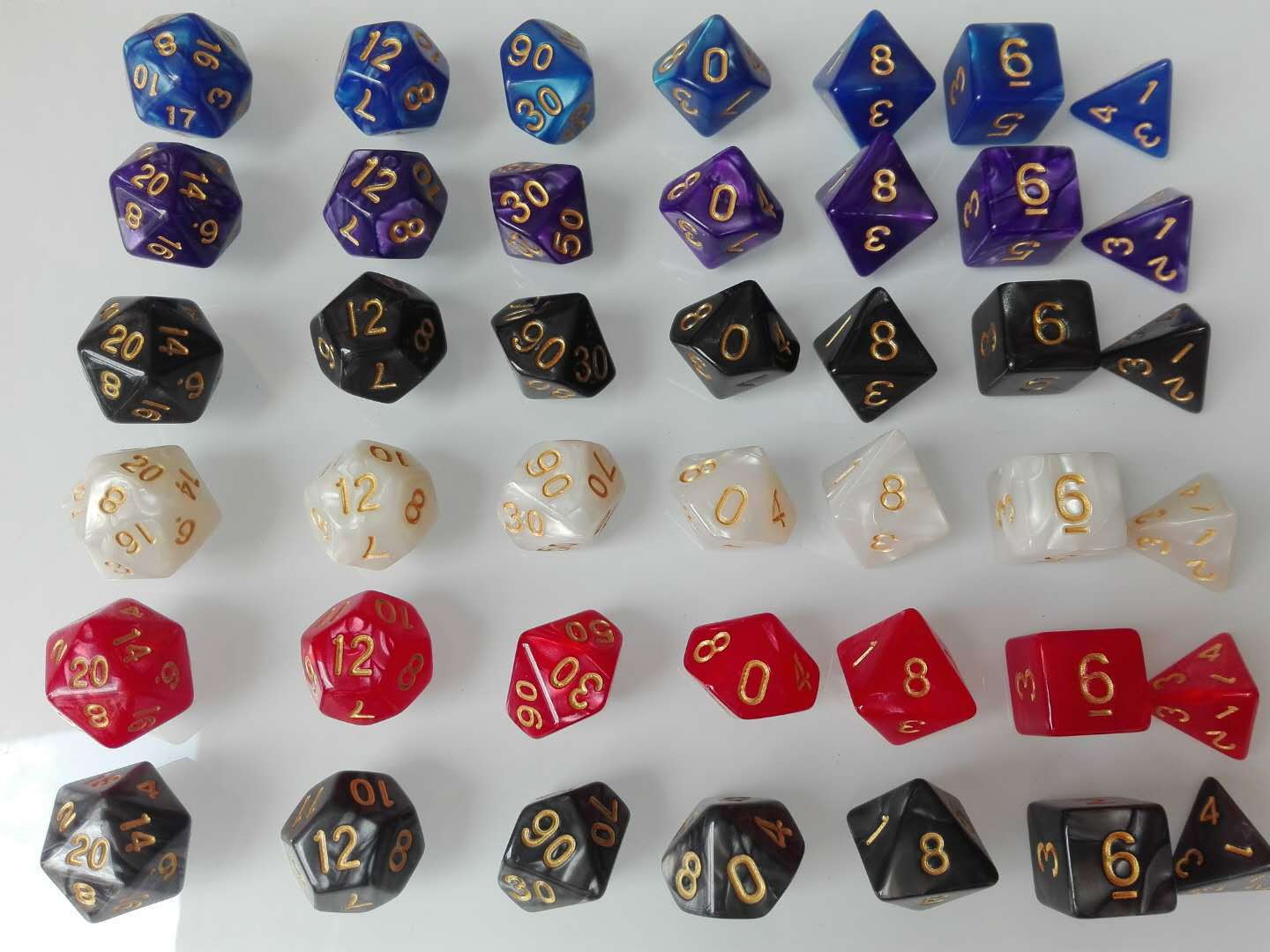 Dice đa số dnd4, 6, 10, 12, 20 con rồng và coc dưới lòng đất là màu sắc tinh khiết.