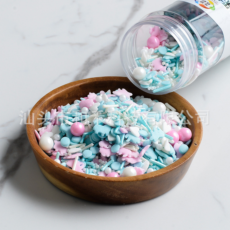 Một túi đầy thịt cắt lát và bánh nướng trộn với đường và đậu nướng.