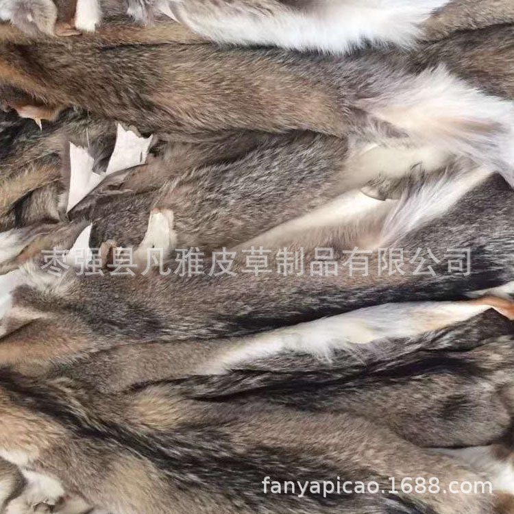 The manufacturer's wholesale gray foxes, and the whole leather-skin dress material, and the foxes and foxes, they're all ready to make clothes.